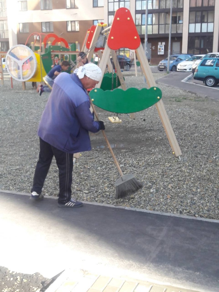 Уборка детской площадки
